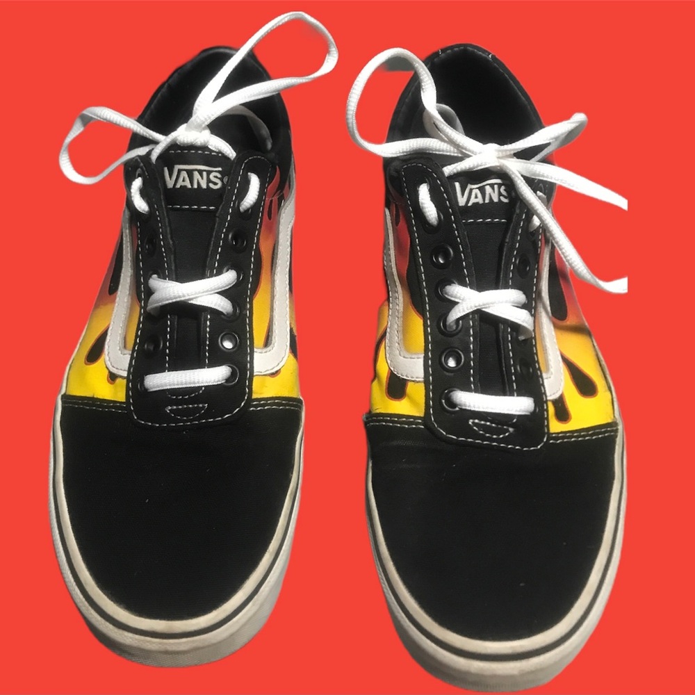 Vans Flame Old Skool,
black canvas/ true white jazz sidestripe.